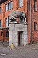 Deutsch: Eingangsportal des Hamburg Schlachthofs an der ehemaligen Rinderschlachthalle in Hamburg-St. Pauli. This is a photograph of an architectural monument. It is on the list of cultural monuments of Hamburg, no. 13327.