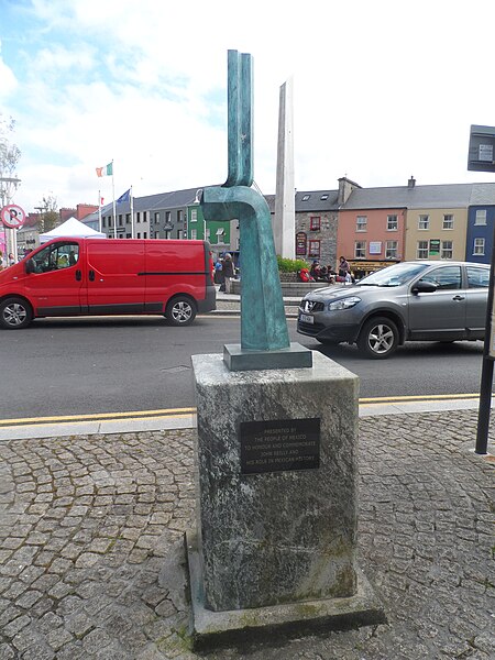 File:Sculpture, street, Ireland.jpg