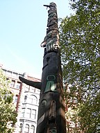 English: Totem pole & Pioneer Building
