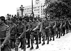 La guardia di stato serba sfila davanti all'ufficio postale di Belgrado 1944.jpg