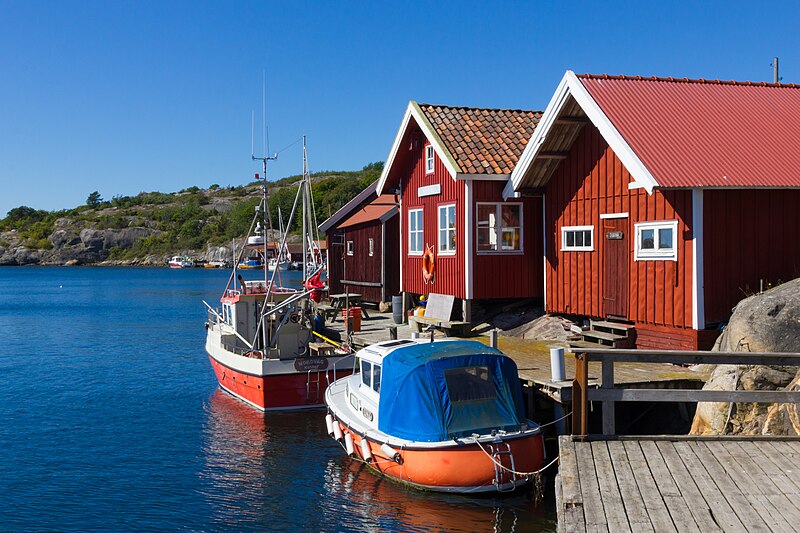 File:Sheds and Quays near the Västra Bryggan ferry station, 17.08.2016.jpg