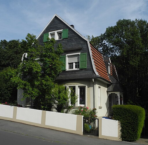 Solingen, Deusberger Str. 9, über Eck von rechts