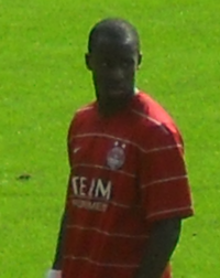 Aluko playing for Aberdeen in 2009 Sone Aluko Hull City v. Aberdeen 1.png