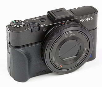 Sony Cyber-shot DSC-RX100 II, with two distinct automatic modes: "intelligent auto" (green "i") and "superior auto" (golden "i+") Sony Cybershot DSC-RX100 II Front.jpg