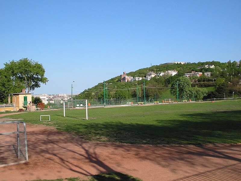 File:Sportpálya a Naphegyen (Budapest).jpg