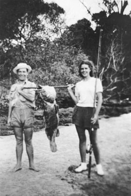 StateLibQld 2 182771 velká skalní treska ulovená na White Patch, Bribie Island, 1936.jpg