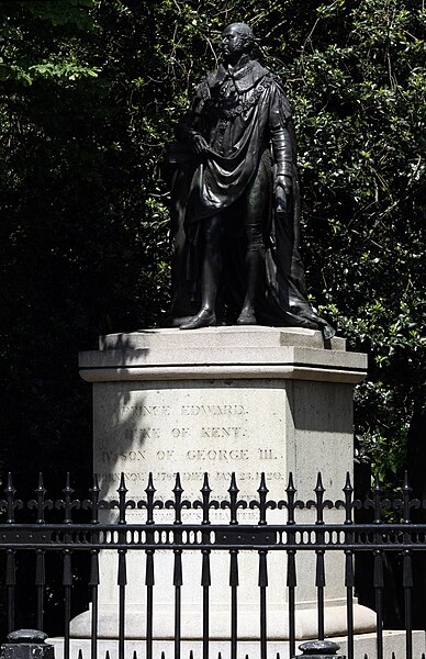 File:Statue of Prince Edward in the end of Portland Palace in London, June 2013 (1).jpg