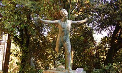 Statue on Alfredo Gargiullo's grave.jpg