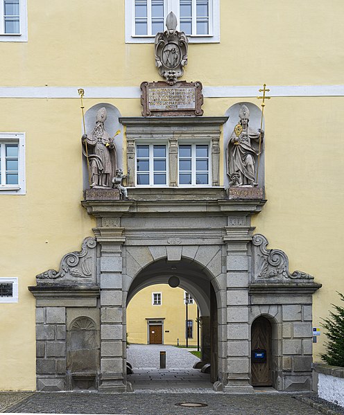 File:Stift Schlägl Hauptportal.jpg