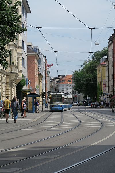 File:Straßenszene in der Müllerstraße in München.JPG