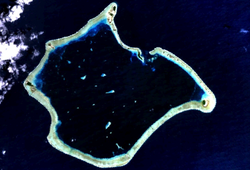Satelitní snímek atolu