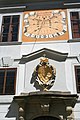 Schwarzenberský erb a sluneční hodiny nad vstupem do zámku