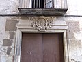 Llinda adovellada (la central amb escut d'armes) al palau renaixentista dels Eroles, a Talarn, Pallars Jussà.