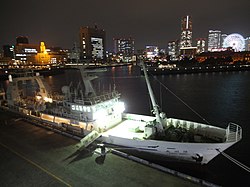 夜の横浜港に寄港している5代目タンシュウマル。6代目の配属が近い2014年に撮影。