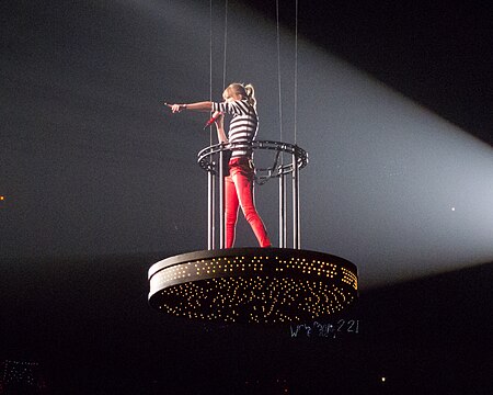 Tập tin:Taylor Swift - RED Tour - Newark (night 3) - SPARKS FLY.jpg