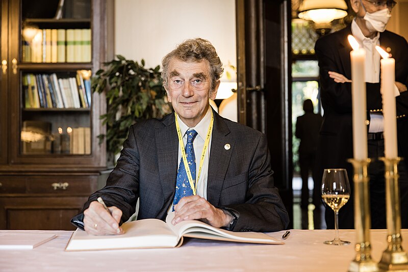 File:The 2022 Kavli Prize Laureate Jørgen Christensen-Dalsgaard signing the protocol (2022) (52336086692).jpg
