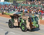 El vehículo de desminado Hydrema deslizándose por el Rajpath durante el Desfile del Día de la República - 2006, en Nueva Delhi el 26 de enero de 2006 (1) .jpg