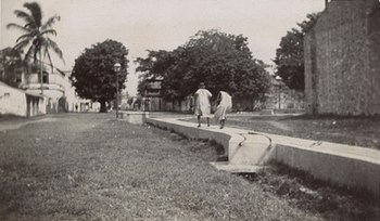 Concreted in Decauville tracks along a Wellington Street drainage canal with a double track to the right and left of a Kipplore canal at the intersection of Blucher Street and Albion Square