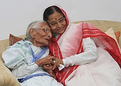 The President, Smt. Pratibha Devisingh Patil meeting the veteran freedom fighter Smt. Satyawati (104 years old, mother of the late Vice President, Shri Krishna Kant), in New Delhi on August 09, 2009.jpg