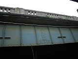 供汽車通行的省道台9線舊蘭陽大橋之上承式鋼鈑梁及橋上的舊式水泥護欄。