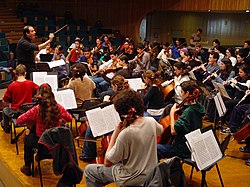 מנחם נבנהויז מנצח על התזמורת הסימפונית של תיכון "תלמה ילין" גבעתיים (2002)