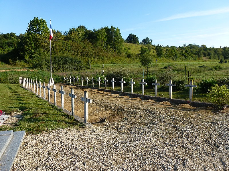 File:Tourteron (Ardennes) tombes de guerre.JPG