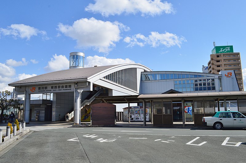 File:Toyokawa Station (Aichi), ekisha.jpg