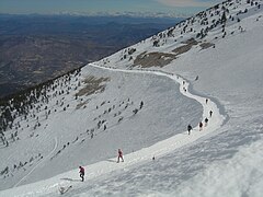 Sur le trail du Ventoux 2014, le final de l’ascension du mont Ventoux par la route D974 enneigée et vue sur les Alpes.