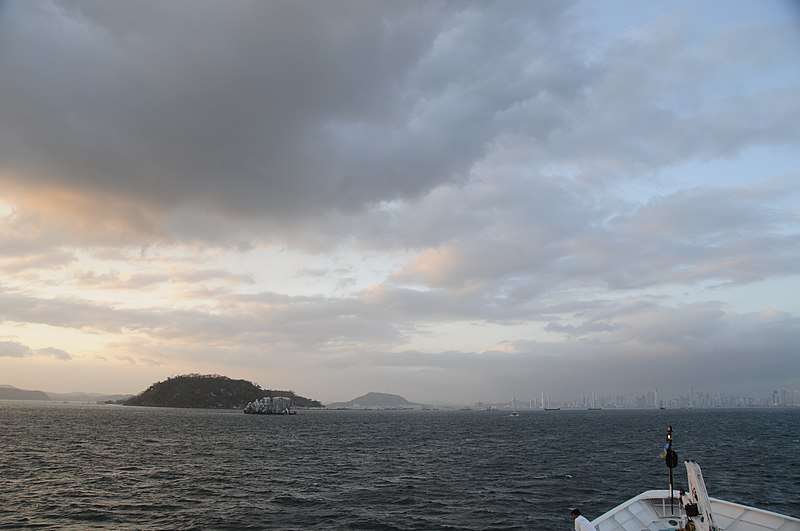 File:Transit Panama Canal - Pacific to Atlantic - Panama - panoramio (1).jpg