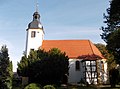 Kirche (mit Ausstattung), Kirchhof mit Erbbegräbnis, Einfriedung, Toranlage und Denkmal für die Gefallenen des Ersten Weltkrieges