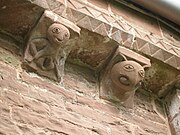 Apotropeiska skulpturer från 1100-talet på en kyrka i Kilpeck, Herefordshire i England, med en sheela na gig till vänster.