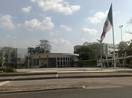 Edificio de Rectoría y plaza central de la Universidad Juárez Autónoma de Tabasco.