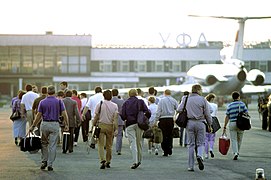 1989年，乌法国际机场的旅客人群。