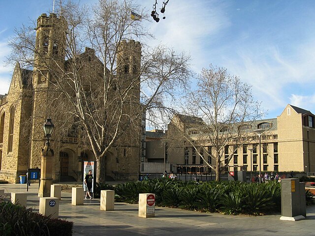 640px-UofAdelaide-BonythonHall&LawBld-front-Aug08.jpg (640×480)