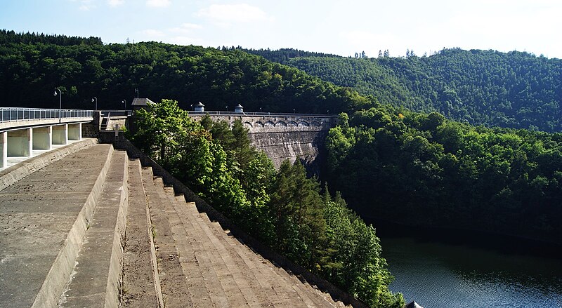 File:Urfttalsperre, Staumauer u. Überlauf.jpg