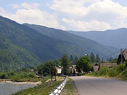 Ust-Chorna'yı çevreleyen dağların görünümü.