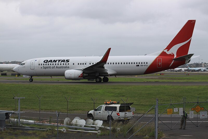 File:VH-VYJ Boeing 737 Qantas (7355876604).jpg