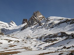 Valle de Aisa, en primer término mallo de Rigüelo, detrás los Lecherines y pico de la garganta de Borau.jpg