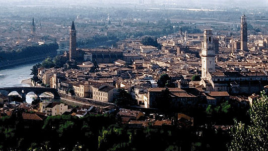 Zicht op de oude binnenstad van Verona