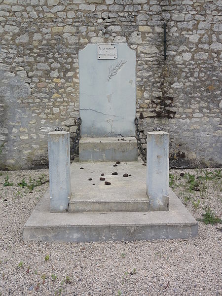 File:Vesles-et-Caumont (Aisne) memorial General Leclerc.JPG