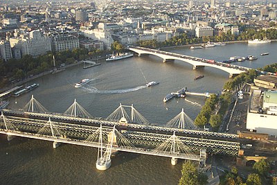 Tilts — viens no populārākajiem veidiem upju šķērošanai. Attēlā — tilti pār Temzu Londonā.