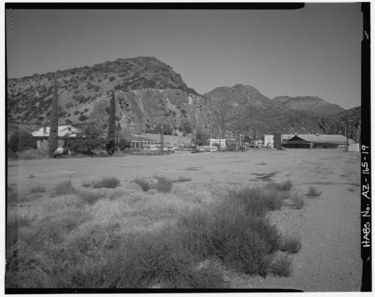 File:View to the north of Riverside Avenue. AZ-196(J. C. Gatti House) at left Part of AZ-197 (Shannon Copper Company Store) can be seen in group of buildings at right - Clifton HABS ARIZ,6-CLIFT,36-19.tif