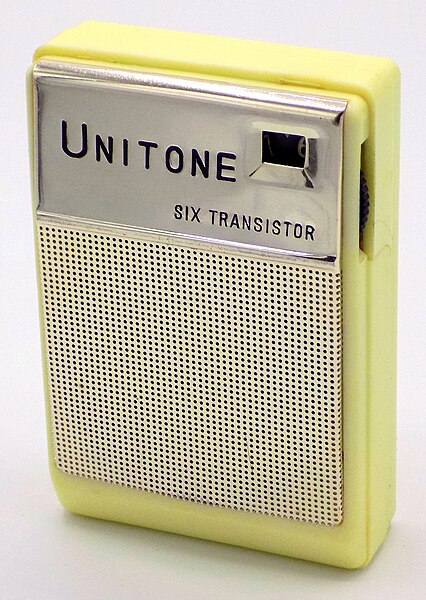 File:Vintage Unisonic Transistor Radio, Model 612, AM Band, 6 Transistors, Made In Hong Kong, Circa 1964 - 1965 (49249275983).jpg