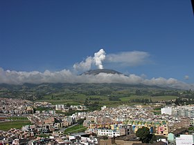 Le Galeras en éruption en décembre 2005 vu depuis San Juan de Pasto.