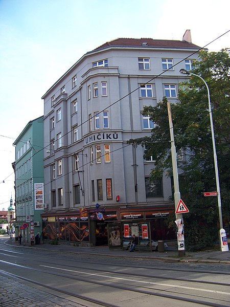 File:Vršovice, Moskevská 18 a 20, Kodaňská 4, zastávka Ruská.jpg