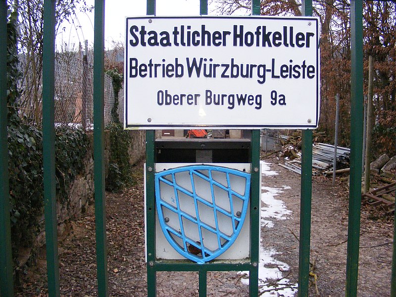 File:Würzburg - Staatlicher Hofkeller, Schild "Betrieb Würzburg-Leiste, Oberer Burgweg 9a".JPG