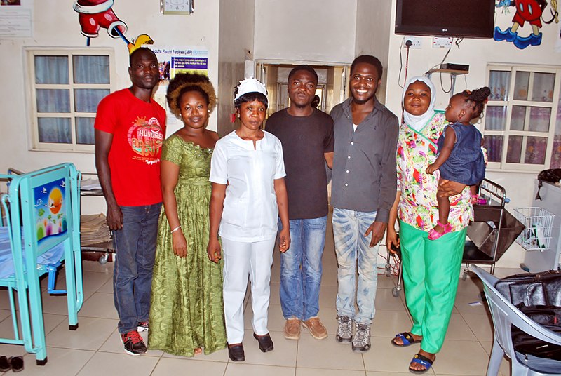 File:WLA 2017 Photowalk in Ilorin - WLA team with the staff of General Hospital, Ilorin.jpg