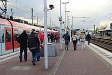 Passagiers op het S-Bahn-station in Wahn