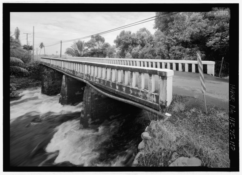 File:Waiohonu Bridge, perspective from upstream side; looking north near MM 48 - Hana Belt Road, Between Haiku and Kaipahulu, Hana, Maui County, HI HAER HI-75-118.tif