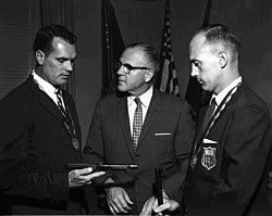 William McMillan (vasemmalla) olympiavoittonsa jälkeen 1960.